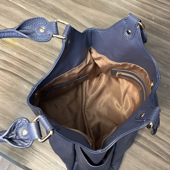 CUORE & PELLE 100% BLUE PEBBLED LEATHER HANDBAG WITH GOLD HARDWARE - Picture 14 of 16